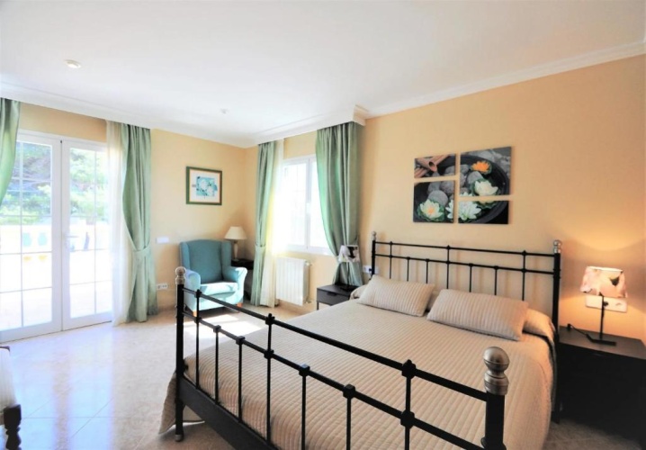 5 Bedrooms Cottage