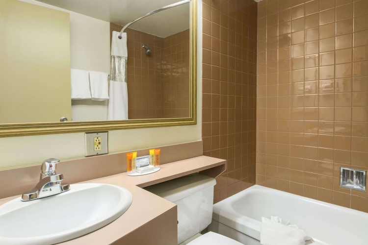 Travelodge By Wyndham Edmonton East photo 10