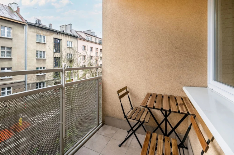 Charming Apartment for 6 by Renters
