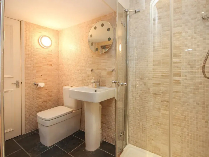 Flat 1, 32 Newcomen Road
