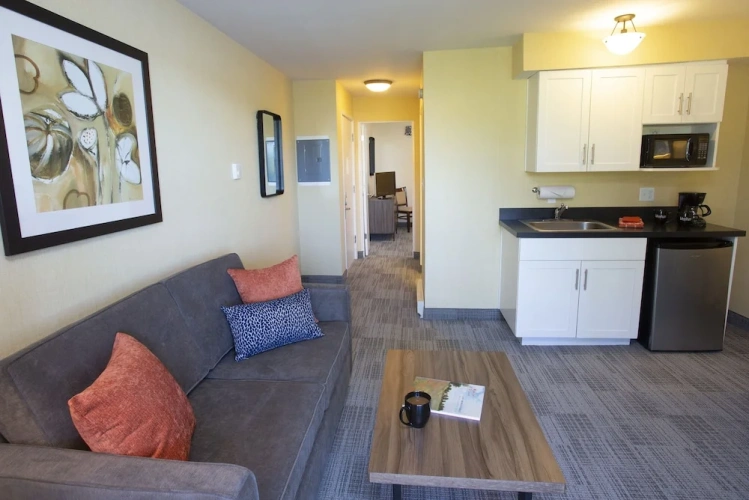 1 Bedroom Deluxe Double Suite with lake view