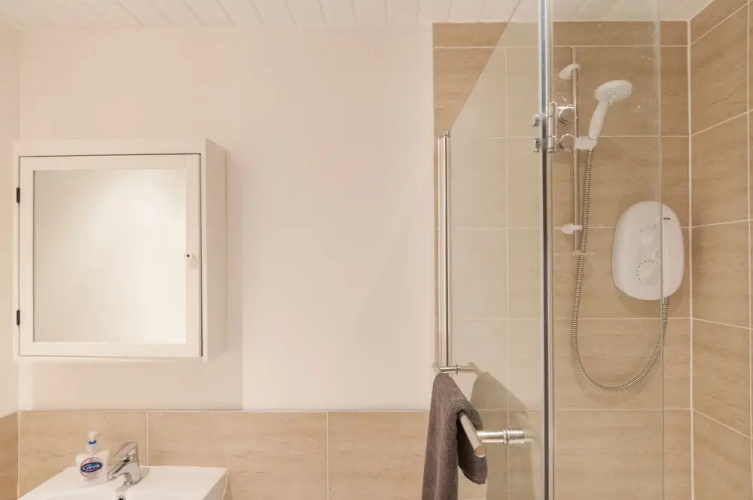 Stunning 2 bed near Haymarket with pool