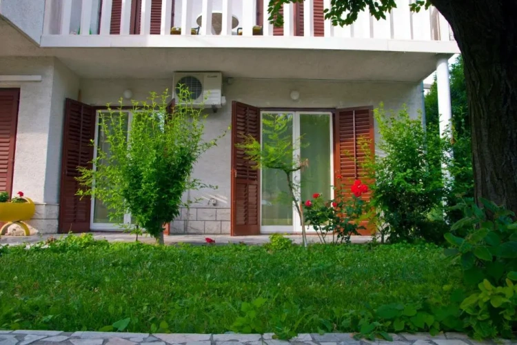 Apartment with balcony and with garden view
