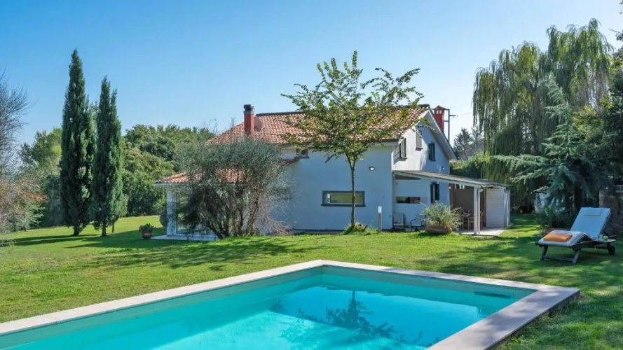 5 Bedrooms Villa
