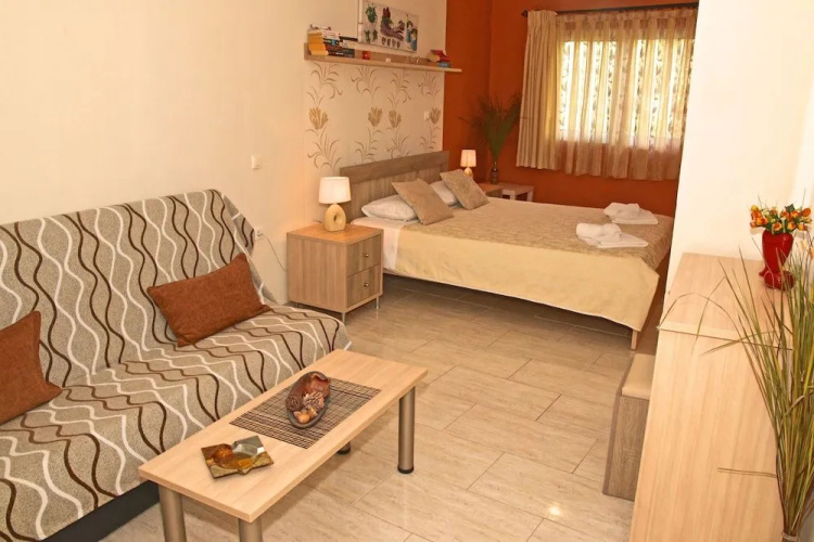 Santa Barbara Lakis Apartments