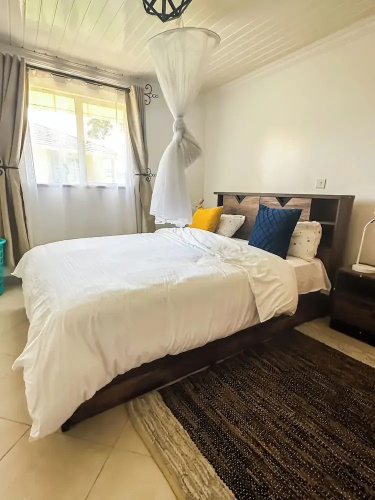 Spacious 4-bedroom with a pool