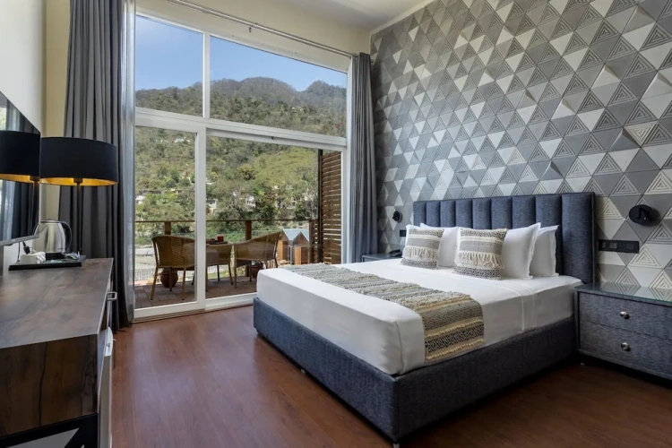 Deluxe room with balcony and with river view