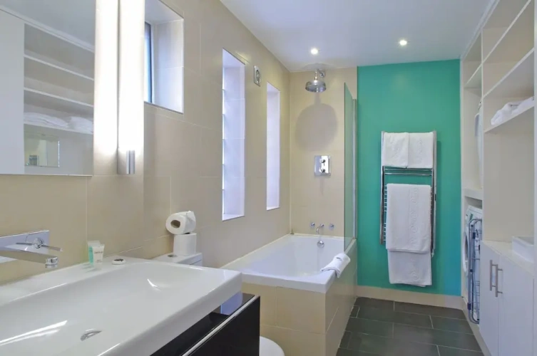 3 Bedrooms Apartment