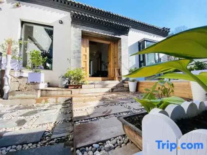Travel Courtyard