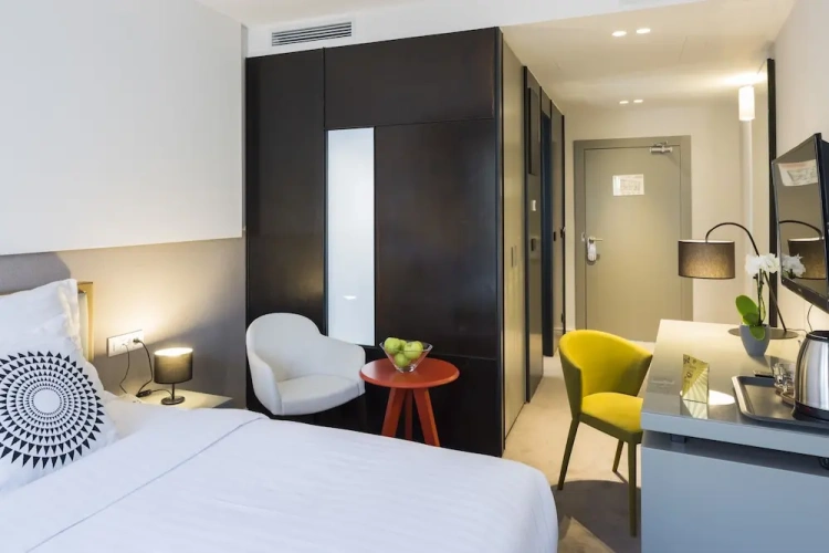 Standard Double room with city view