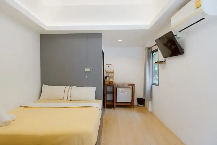 Bungalow with balcony and with garden view