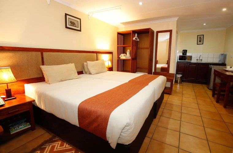 Mokoro Lodge