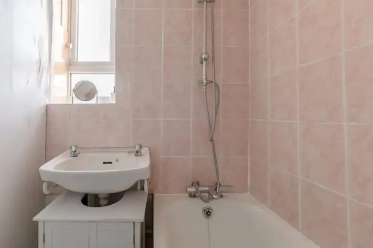 Cosy 4BD Flat W/private Balcony - Nine Elms!