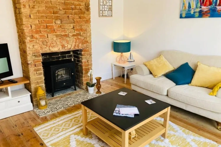4 Bedrooms Cottage