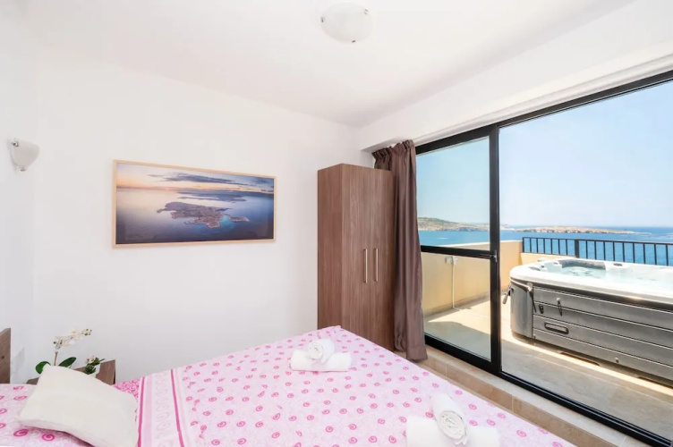 Islet Seafront Penthouse with Hot tub
