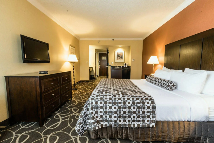 Crowne Plaza Edison by IHG