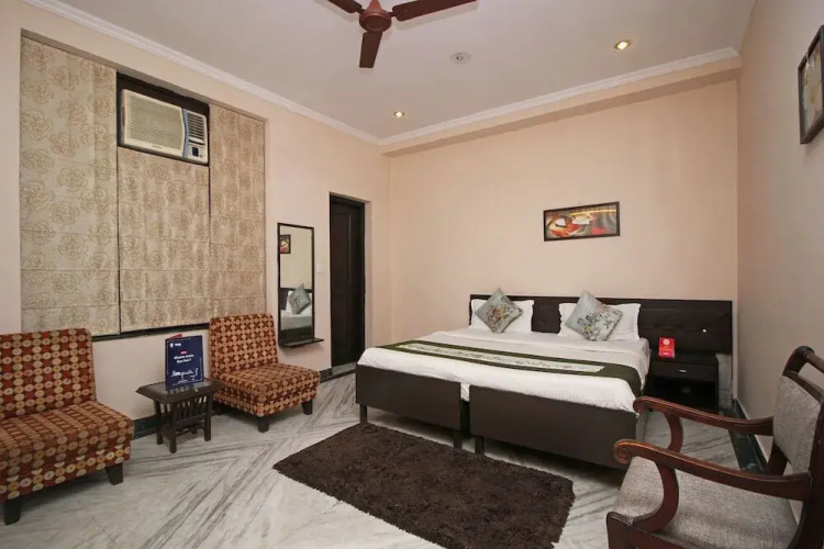 OYO 439 Hotel Queens Inn
