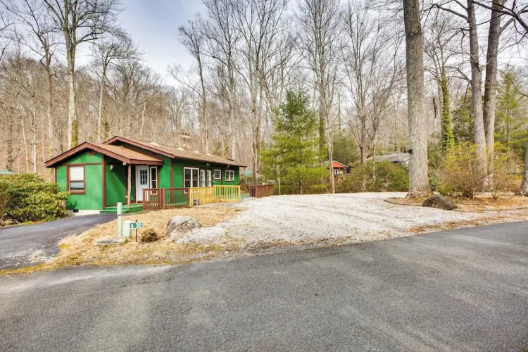 Dog-friendly Newland Cabin w/ Deck + Lake Access!