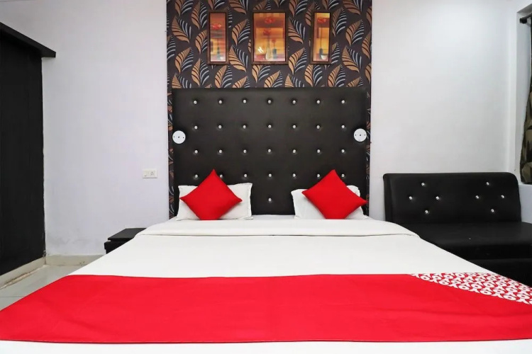 OYO 43850 Hotel Mn Galaxy