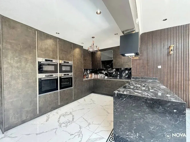 Elegant Family Home, 2x Jacuzzi Corner Bath
