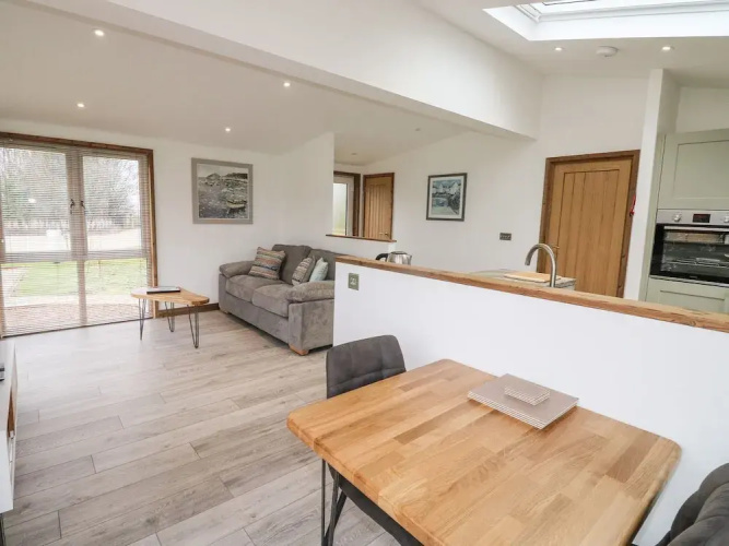 2 Meadow Retreat