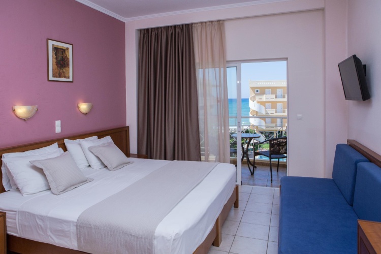 Standard room with pool view