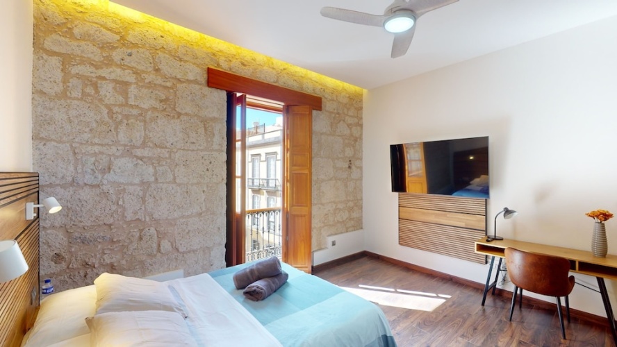 Standard Triple room with city view