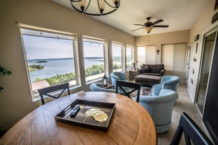 3 Bedrooms Standard room with lake view