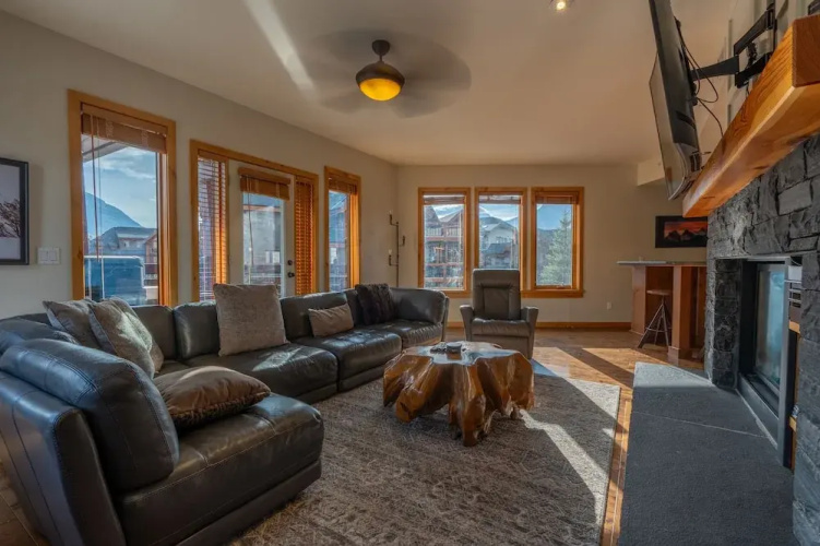 Rundle Cliffs Lodge by Canmore Premier