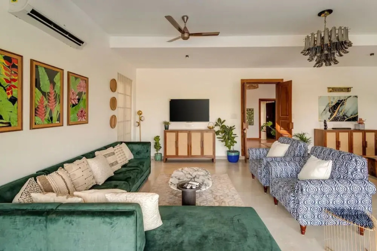 Field View Villa With Pool Perfect for Big Groups