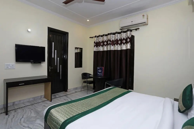 OYO 11606 Hotel K R Group