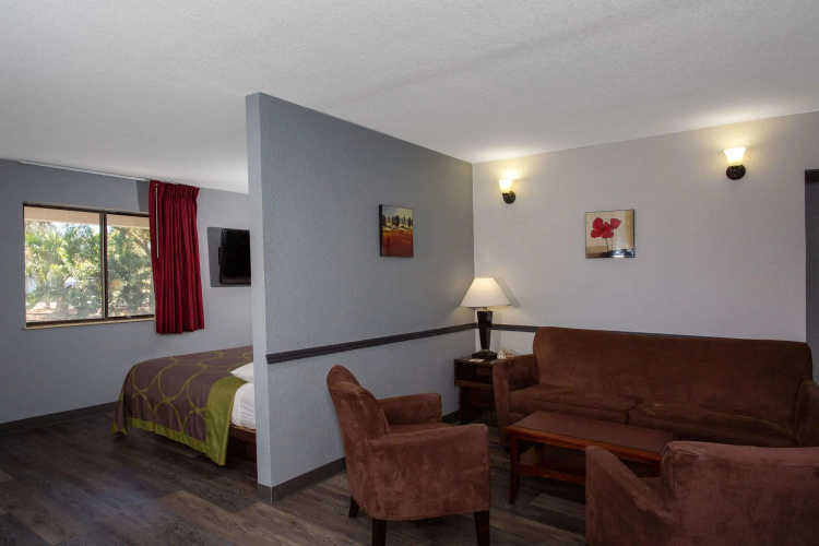 Super 8 By Wyndham Naples