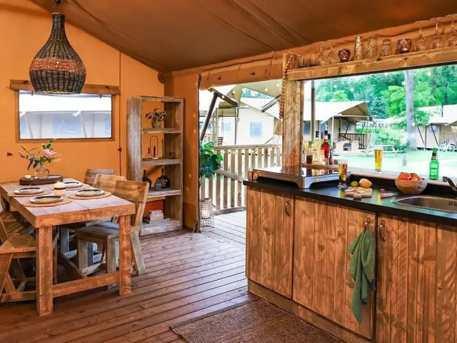 Nice Tent Lodge Near a Lake