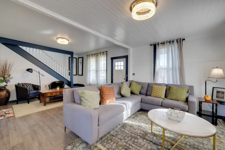 Fire Pit & River View: Serene Stay in Seaside!