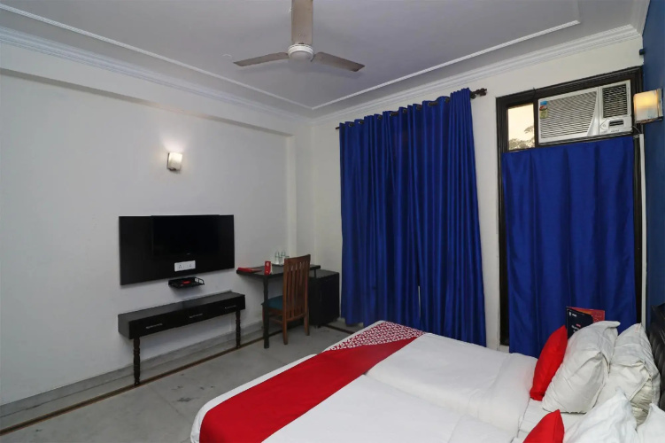 Golden Cafe by OYO Rooms