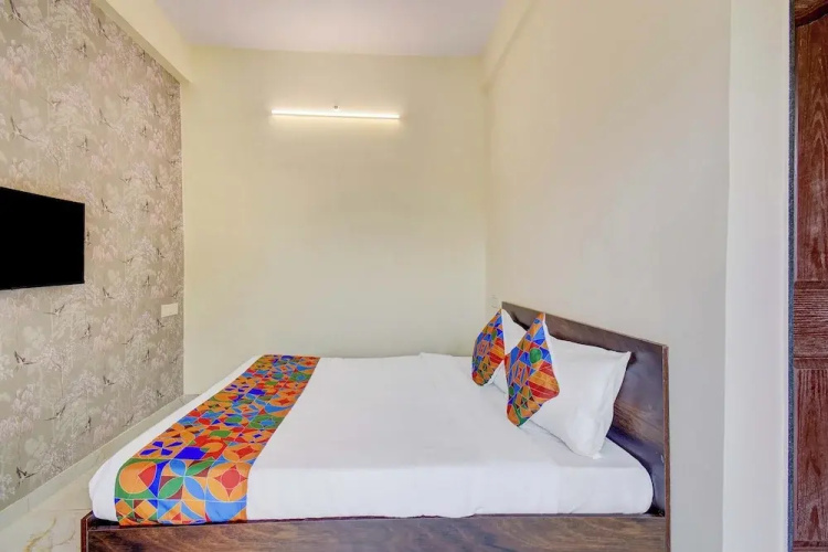 Fabhotel Aura Suites