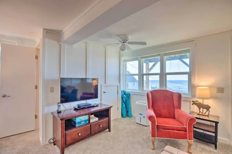 Exquisite Oceanside House w/ Pacific Views & Deck!