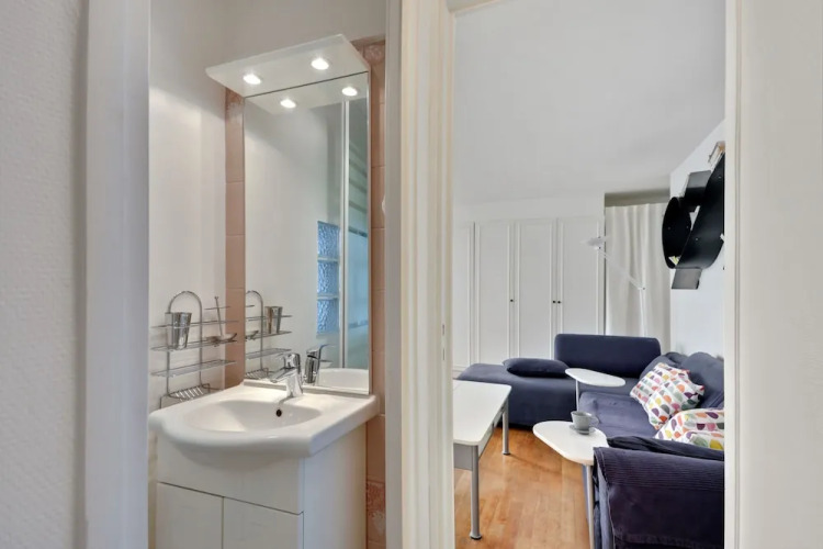 3 people apartment - Paris center by Weekome - Image 9