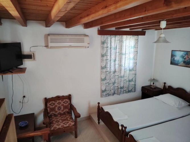 Standard Triple room