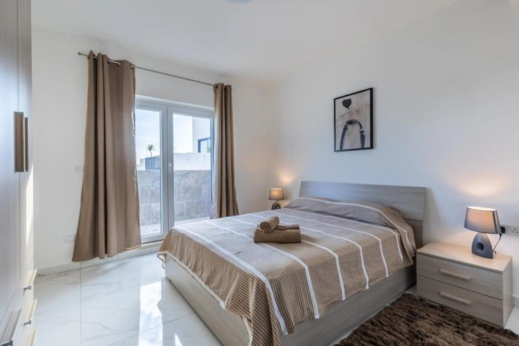 STYLISH 2-Bedroom Penthouses - Terrace with Views