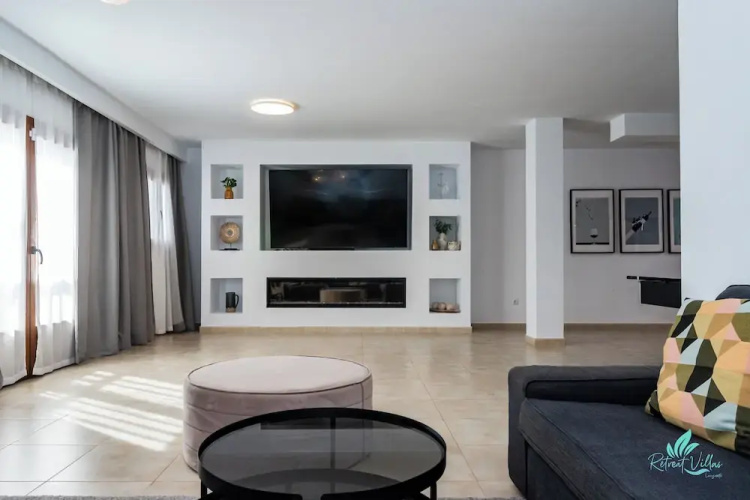 4 Bed Villa - Heated Pool, Pool Table, Bbq, Patio