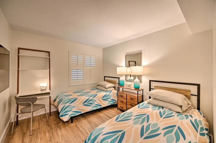 Luxe Naples Escape: Walk to Beach & Downtown!