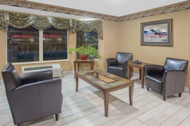 Days Inn & Suites Pine Bluff