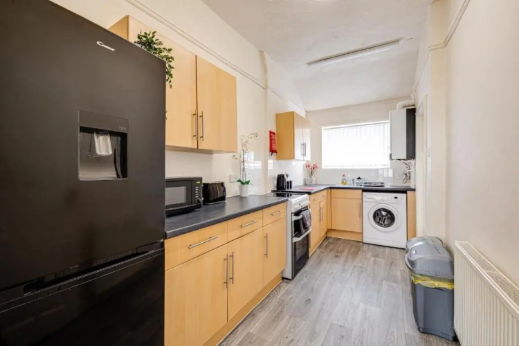 5 Bedrooms Single Cottage