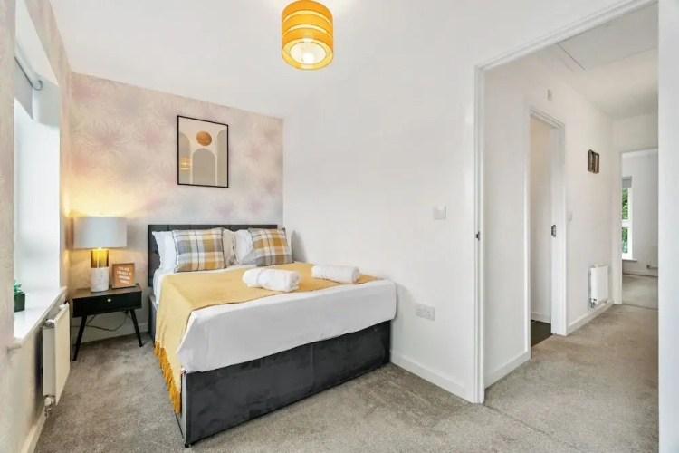 House - Sleeps 4 - Garden - Parking