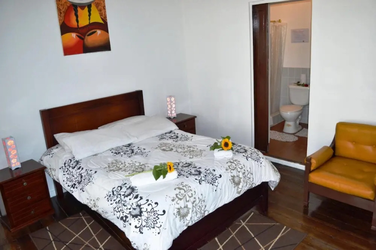 Colonial House Inn - Hostel