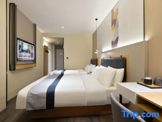 Standard Twin room with street view
