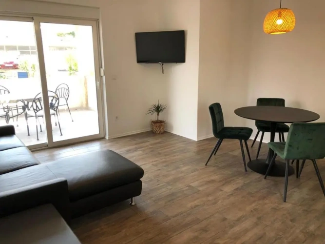 Apartment with garden view