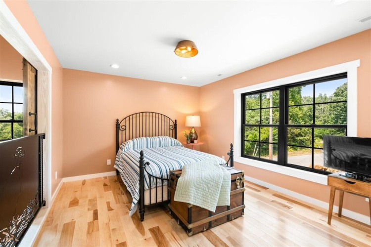 Eagles Nest 5 Bdrm Lake Front Home
