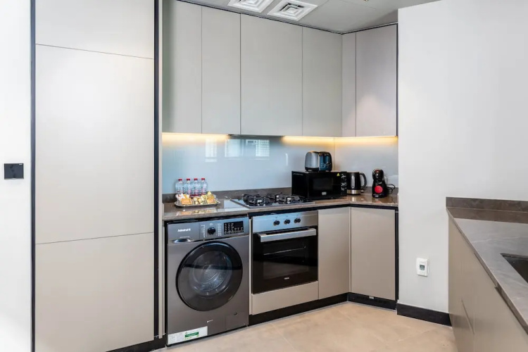 Waves - Serene Waterfront Elegance: 2BR Haven in Business Bay